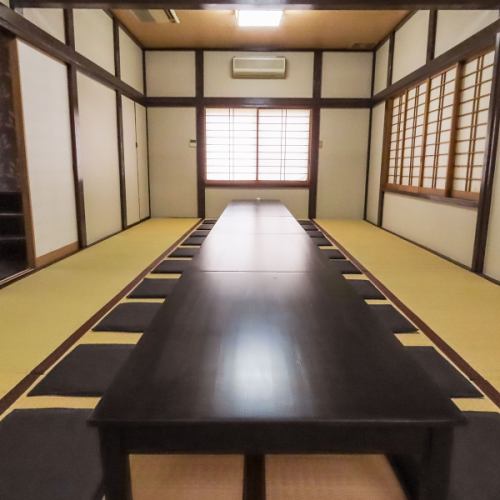 <p>大人数での集まりにも対応できる柔軟な空間設計が施されています◎仕切りを調整することで、小規模な宴会から最大24名様までの大規模な団体様まで、プライベート感を保ちながら過ごすことが可能です♪法事や会社のご宴会など、周囲を気にせず会話を楽しみたい時にも最適◎大人数でのお車での来店も非常にスムーズです♪</p>