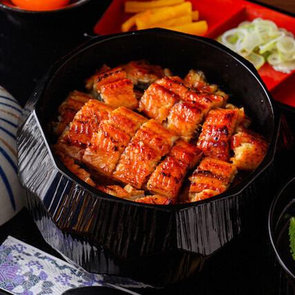 秘伝のタレで仕上げる自慢のうな重とひつまぶし!