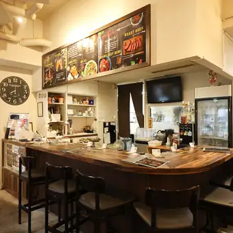 居心地の良さが魅力の当店♪お一人様でのサク飲みはもちろん、ご友人とのちょっとした飲み会や二次会、大切な人とのデートにもピッタリの特等席です！落ち着いた雰囲気のなかで美味しいお料理とお酒を嗜みながら会話も弾みます。誕生日や記念日など、特別感を演出したい日にもおすすめです！
