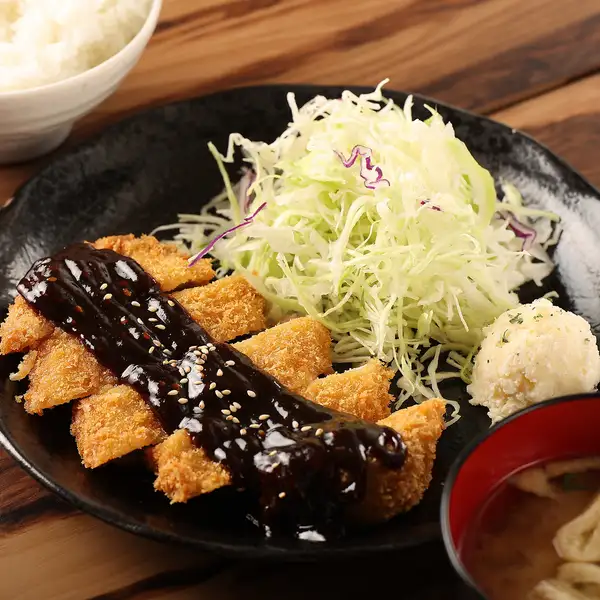 衣はサクッ＆お肉はジューシー！旨味あふれる三元豚ローストカツ定食