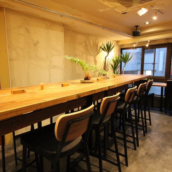 【木の温もり感じる空間◎】店内は木を基調とした明るい雰囲気♪テーブル席では最大10名様でのご案内が可能です！お仕事帰りのゆったりとしたご宴会、接待など幅広いシーンに合わせご利用頂けます。普段使いでのカジュアルなご利用から記念日までご来店頂けるyakitoriみかんへ、是非一度お越しください！