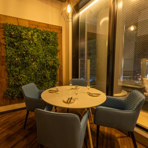 カジュアルな雰囲気でありながら、ゆったりとくつろげる空間です。友人や同僚との食事、デートなど、様々なシーンでご利用いただけます。人数に合わせてレイアウトを変更できるため、少人数から団体のお客様まで快適にお過ごしいただけます。こだわりの料理とお酒を、会話を楽しみながら心ゆくまでご堪能ください。