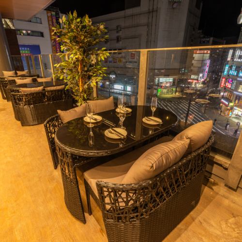 記念日や誕生日など、特別な日の演出にテラス席はいかがですか？開放的な空間と美しい景色が、思い出に残るひとときを彩ります。大切な人と、特別な時間を共有するのに最適な場所です。夜景を眺めながら、ロマンチックなディナーをお楽しみください。ご予約お待ちしております【本厚木 個室 飲み放題 宴会 大人数 誕生日】