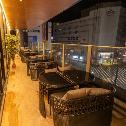 当店のテラス席は、様々なシーンでご利用いただけます。友人との気軽なランチ、仕事帰りのリフレッシュ、デートなど、どんなシーンにもマッチします。開放的な空間で、美味しい料理とお酒を楽しみながら、素敵な時間をお過ごしください。お子様も可能な席もご用意しております。【本厚木 個室 飲み放題 大人数 誕生日】