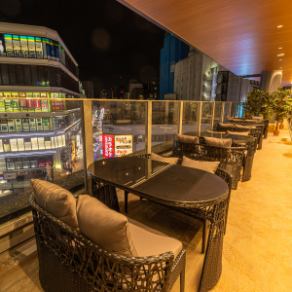 開放感のあるテラス席は夏は予約必須です♪当店のテラス席は、開放的な空間で食事を楽しめる最高のロケーションです。心地よい風を感じながら、こだわりの料理とお酒を堪能できます。都会の喧騒を忘れ、爽やかなひとときをお過ごしください。昼は明るい日差しの中でランチを、夜は星空の下でロマンチックなディナーをどうぞ