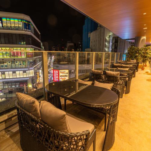 開放感のあるテラス席は夏は予約必須です♪当店のテラス席は、開放的な空間で食事を楽しめる最高のロケーションです。心地よい風を感じながら、こだわりの料理とお酒を堪能できます。都会の喧騒を忘れ、爽やかなひとときをお過ごしください。昼は明るい日差しの中でランチを、夜は星空の下でロマンチックなディナーをどうぞ