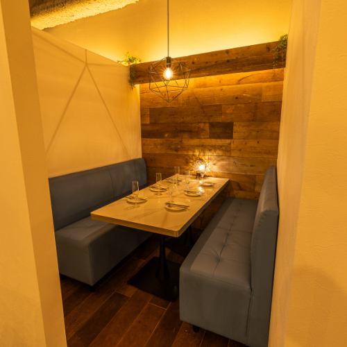 個室は、プライベートな空間で極上の肉料理を堪能できる特別な空間です。落ち着いた照明とスタイリッシュな内装が、洗練された雰囲気を演出します。周りを気にせず、大切な人との会話やお食事に集中できるため、記念日や誕生日などの特別な日にも最適です。2名様から団体のお客様まで、人数に合わせた個室をご用意できます