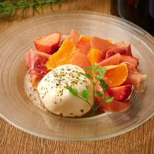 季節のフルーツと生ハムのブラータ