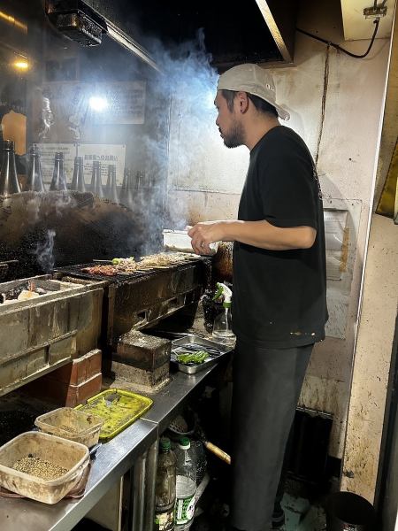 仕事帰りのリラックスタイムにぴったり！【丁寧な仕事ぶり】が光る焼鳥は、食べるたびに心が満たされます。豊富なメニューから選べる楽しさもあり、友人との飲み会や家族との食事にも最適です☆美味しい串を囲んで、素敵なひとときをお過ごしください！