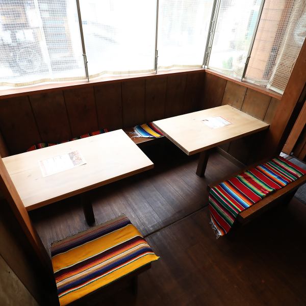 [Small-scale party is possible] There are 4 tables for 1 table and 3 tables for 1 table, 8 tables for 1 table and 1 table for banana type.Depending on the number of people, it is possible to connect the seats sideways, so it can accommodate up to 10 people.It is good even in the fellows.Please enjoy our proud tacos and sake together.