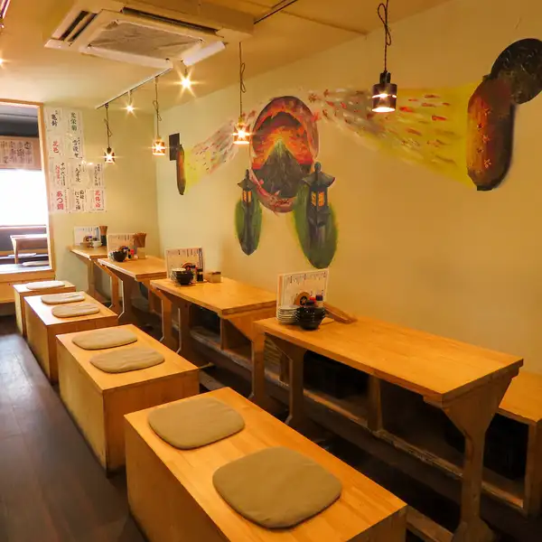 みんなでテーブルを囲み、美味しい料理とお酒をシェアすれば自然と笑顔がこぼれます!お隣の席との距離感も程よく、お店全体が一体となったような賑やかなグルーヴ感がたまりません♪大人数でのご宴会から、気の置けない仲間とのプライベートな集まりまで、どんなシーンもドラマチックに盛り上げてくれる空間です!
