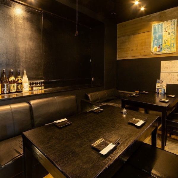 【ソファー席】店内奥には落ち着いた雰囲気が漂う片側ソファーのテーブル席がございます。誕生日など特別な日のご利用におすすめ◎心安らぐ空間でゆったりと食事を楽しみませんか?ソファー席を希望される場合はご予約の際お申し付けください