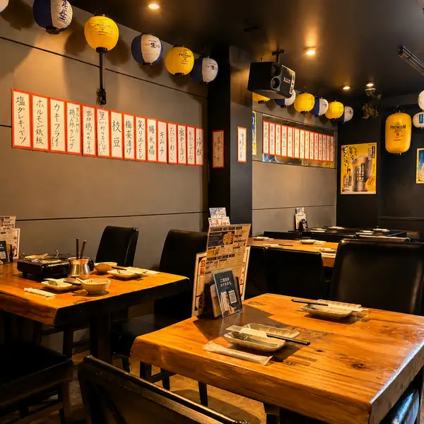【ソファー席】店内奥には落ち着いた雰囲気が漂う片側ソファーのテーブル席がございます。誕生日など特別な日のご利用におすすめ◎心安らぐ空間でゆったりと食事を楽しみませんか?ソファー席を希望される場合はご予約の際お申し付けください