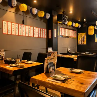 【店舗貸切:30~60名様】カラオケ&ダーツ完備◎天神・大名でパーティーするなら10Cへ 貸切は30名~最大60名まで承っております。朝2時まで営業していますので、一次会としても二次会としてもご利用いただけます。ぜひ天神・大名近辺で貸切パーティーを開くなら10Cへ!まずはお電話で問い合わせください。
