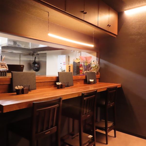 カウンターもございます。店主が調理している姿を眺めながら、お食事を楽しむことができます。お一人様でもお気軽にご来店ください！