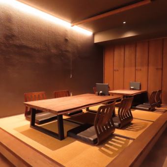 お座敷4名様×2【畳小上がりお座敷席】隣のお席とはロールスクリーンで目切りされています。