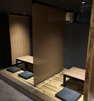 お座敷4名様×1【小上がりお座敷席】隣のお席とはロールスクリーンで目切りされています。
