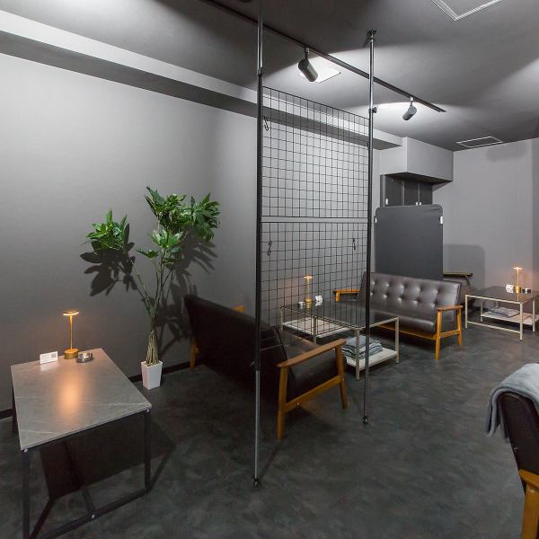 店内には、4名様掛けのゆったりとしたテーブル席を2卓ご用意しております。落ち着いた照明と柔らかな椅子が、リラックスできる空間を演出します♪友人との会話、大切な方とのデート、またお一人様で静かにシーシャを堪能したい時にも最適◎幅広くご利用いただける、居心地の良い空間です。ぜひお気軽にご来店ください★