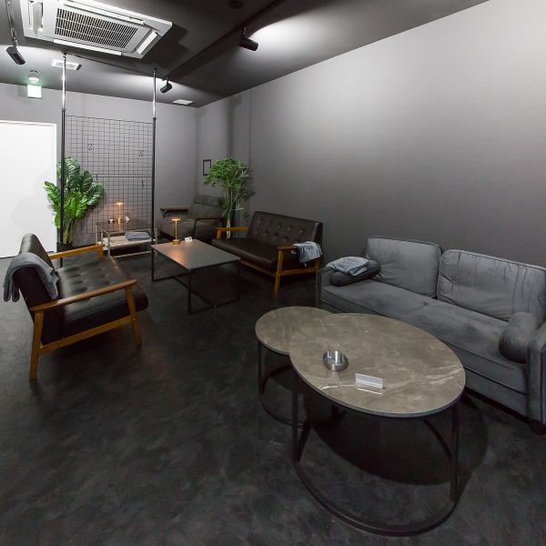 2名様掛けのテーブル席(4卓)を完備しております。カードゲームなどの楽しめる要素をご用意しておりますので女子会などにぴったりです♪シーシャを吸いながら、ご友人とボードゲームで盛り上がったり、楽しい時間を共有していただけます◎アットホームな雰囲気の中、遊び心あふれるシーシャタイムをお過ごしください。