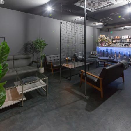 ゆったりと配置された4名様掛けのテーブル席が2卓ございます。ご友人との集まりやリラックスしたい時に最適です♪広々としたテーブルで、シーシャやドリンク、スイーツを囲みながら、会話を存分にお楽しみいただけます◎心地よい音楽と照明の中で、贅沢なひとときをお過ごしください。