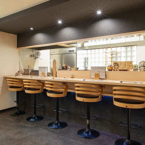 調理の様子を目の前で楽しめるカウンター席は、まさに特等席。職人の手さばきや食材が調理される音、香りなどの「ライブ感」を肌で感じながらお食事ができます。お一人様でしっぽりと飲むのはもちろん、デートやご夫婦での記念日、ご家族連れなど、幅広いシーンにおすすめです。肩肘張らずにお食事の時間を過ごせます♪