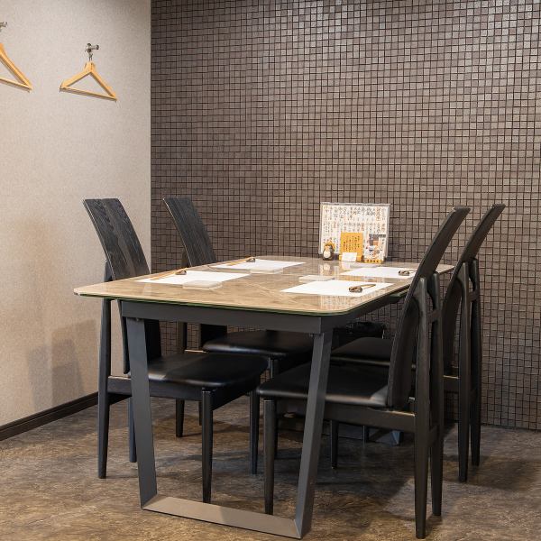 ゆったりとお食事を楽しめるテーブル席は、親しいご友人との飲み会や会社の宴会、接待、会食など様々なシーンでご利用いただけます。駅からのアクセスも良いため、お集まりや解散にも便利で幹事様も安心です。毎日仕入れる新鮮な食材を使った和食と、種類豊富なお酒を並べて、皆様で充実したひとときをお過ごしください。