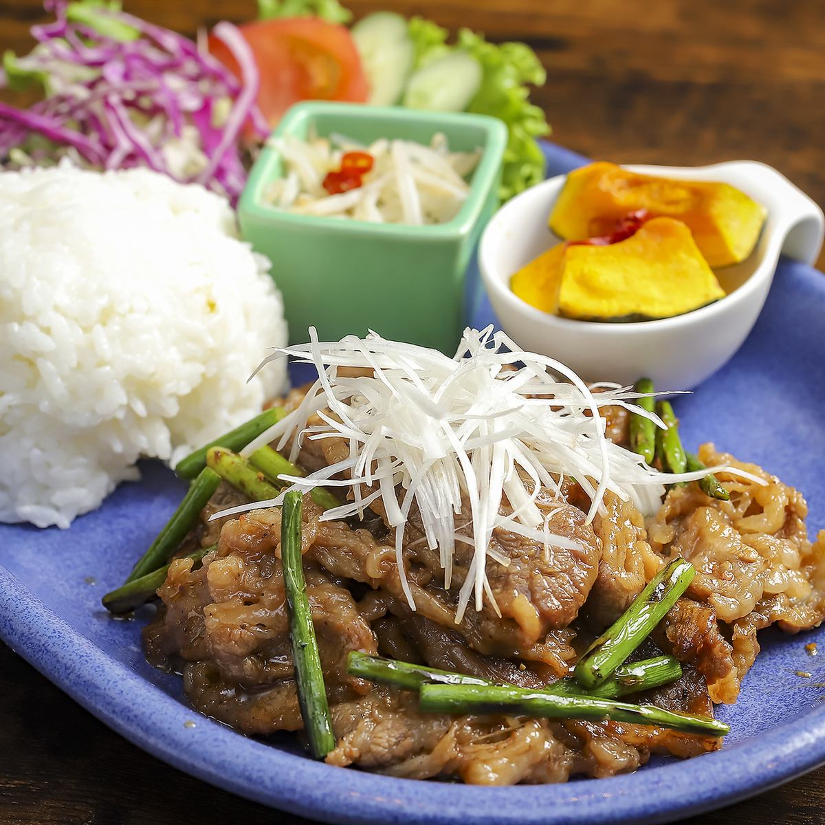 We recommend the luxurious plate lunch starting at 1,200 yen including tax.
