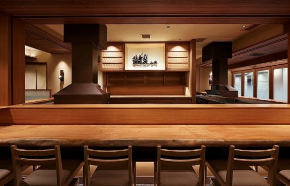 【1名様～カウンター】和の雰囲気漂う、居心地の良い店内。1名様～気軽にご利用いただけるカウンター席もございます◎会話も届きやすい横並びで座れるカウンター席で大人のデートはいかがですか♪揚げたて串カツを落ち着いた雰囲気の中でお楽しみください。※改装後イメージです