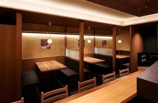 奥にはテーブル席もございます。2名様～様々な人数でご利用可能な広々としたテーブル席をご用意しております。少人数や、会社宴会、友人との飲み会、女子会、同窓会、などにもご利用いただけます。お祝いや記念日にもどうぞ☆