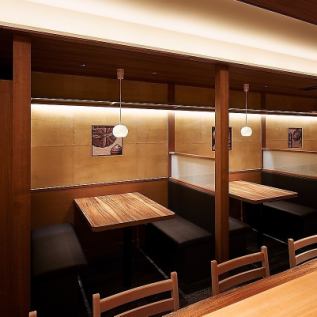 落ち着いたテーブル席。腰を下ろした瞬間、ホッとするような安らぎ感を憶えます。一日の締めくくりにも、美味しいお料理とお酒で楽しい時間をお過ごしください。様々なシーンでご利用いただけます。デートにも最適です♪