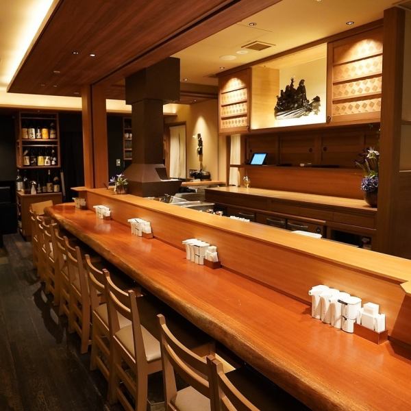 串の坊ならではの臨場感あふれるカウンター席で、揚げたての串カツを職人技とともにご堪能ください。ご家族との食事や大切な会食はもちろん、大事なデートや記念日にもふさわしい老舗の和空間です。