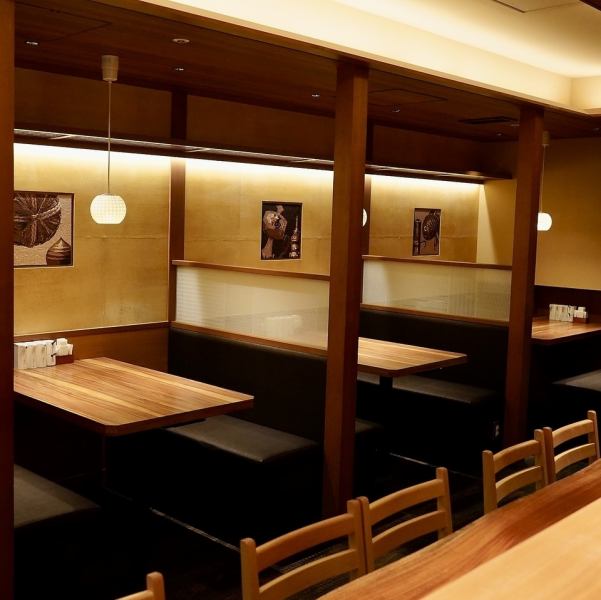 最大4名様までご利用いただける広々としたテーブル席も完備。四季折々の食材を贅沢に使った揚げたての高級串カツを囲みながら、お仲間との食事やご家族との団らん、女子会にも最適な人気のお席です。