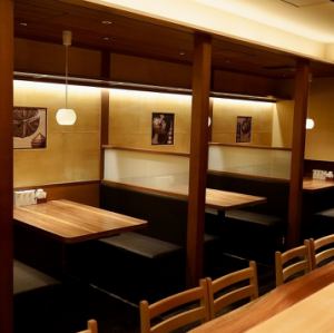 最大4名様までご利用いただけるテーブル席もございます。