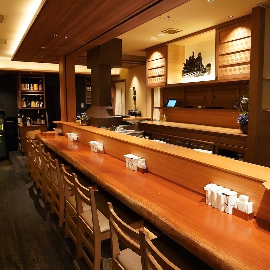 上質なカウンター席で、高級串カツをお好みのお酒とともに。