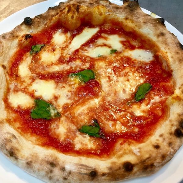 The Neapolitan-type pizza dough that the chef learned at his Italian apprenticeship, "Standard! Margherita," is chewy and crispy.