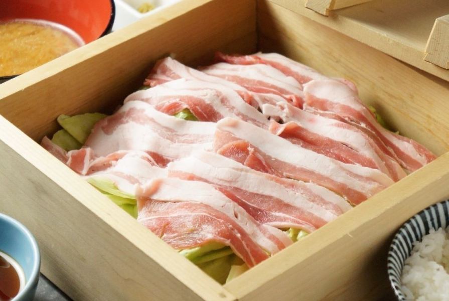 清蒸黑豬3,000日元（晚餐），還有清蒸和牛。