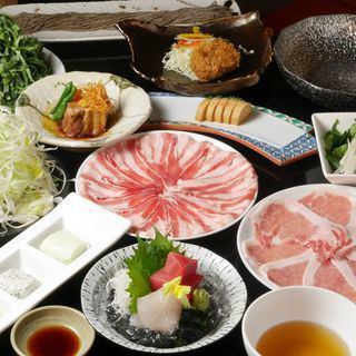 【娱乐性的！！】雅5,900日元火锅套餐，有3种汤料可供选择，共9道菜