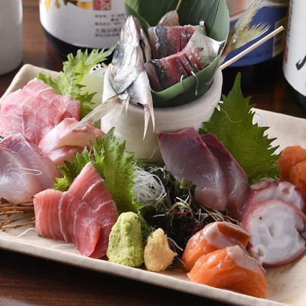 [鲜鱼和贝类]您可以享用精心挑选的鲜鱼和生鱼片。