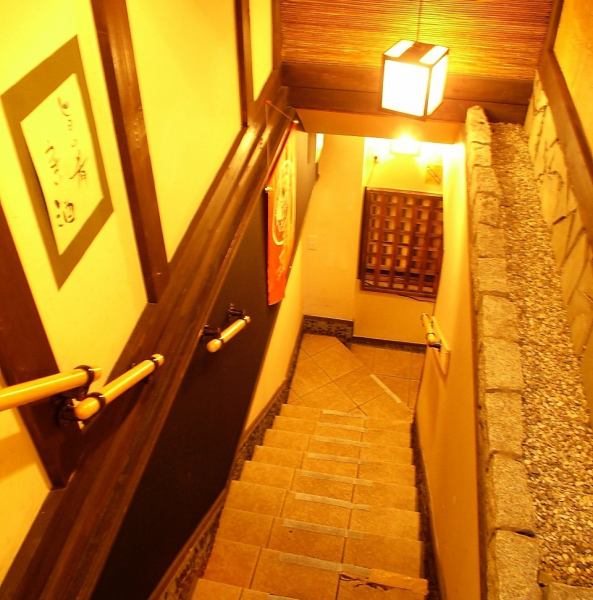 この階段が入口です！オレンジ灯が暖かい店内…アットホームなスタッフと、賑やかな店内の居心地は最高♪