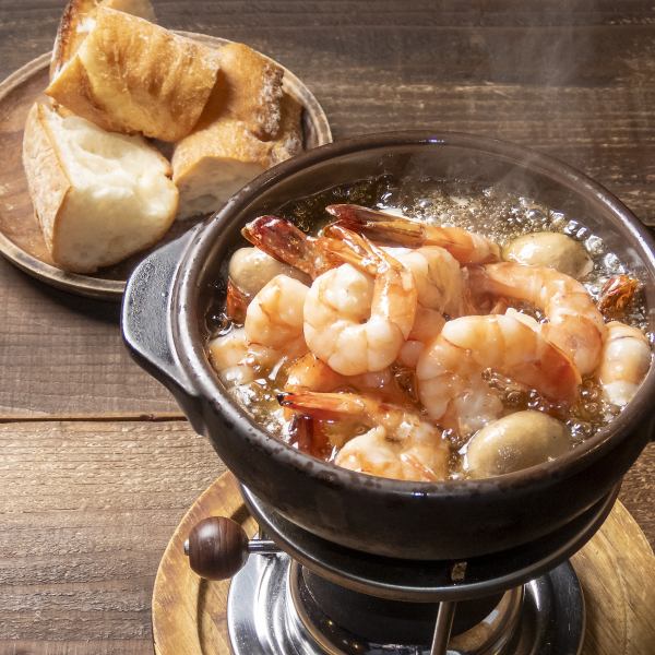 [I can't explain it in words, but you'll understand once you take a bite.】Shrimp and mushroom ajillo simmering right in front of your eyes!