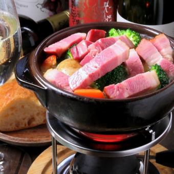 <120 minutes of all-you-can-drink included> Famous sizzling ajillo♪ Western food bar satisfaction course 4,400 yen (tax included)!