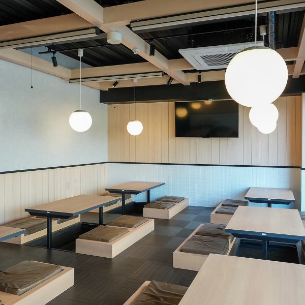 当店の掘りごたつ席にはレールカーテンを設置しており、周りの視線を気にせずゆったり過ごせます！お店の雰囲気を楽しみながらも、自分たちだけの空間で会話や食事を満喫できるのが魅力★仲間との飲み会やデート、女子会にもぴったり！居心地の良さとプライバシーを両立した特別な席で、贅沢な時間をお過ごしください♪