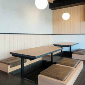 【テーブル席　6×2】複数人での食事や宴会にぴったりで、料理をシェアしながら会話も弾みます。広々とした席で、くつろぎながら美味しい料理とお酒を堪能できます！