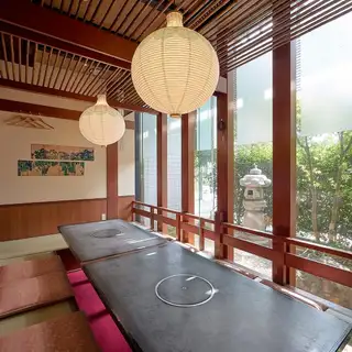 お食い初めや一升餅、子供の日や母の日のお祝いなど、甲羅本店の上質な座敷をご利用ください。