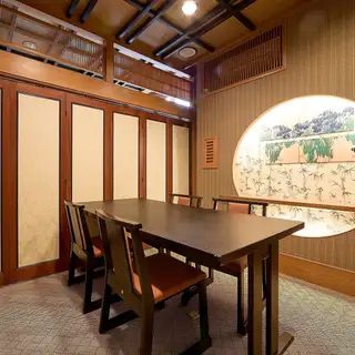【テーブル個室】お食い初めや一升餅、子供の日や母の日のお祝いなど、甲羅本店の上質な個室をご利用ください。