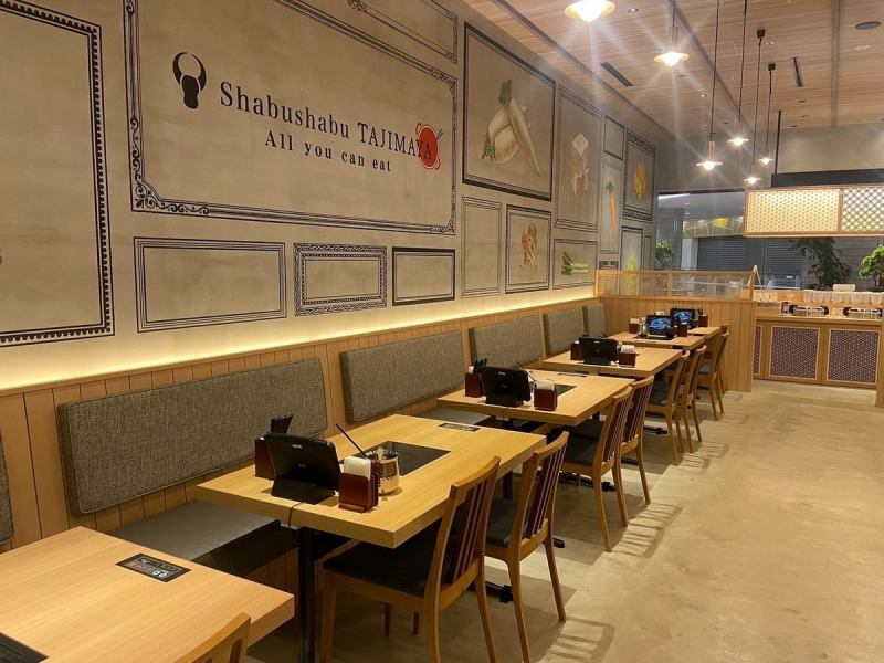 The spacious interior is perfect for banquets and other events.Please note that we have left the paths wide so that you can walk while carrying plates.※