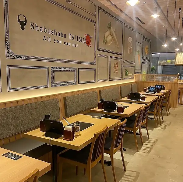 広々とした店内は宴会などに最適な空間です。お皿を持って歩けるよう広く道をとっておりますあらかじめご了承ください。※