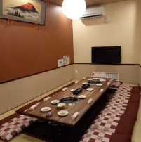 さまざまなシーンに対応できる使い勝手の良さが魅力。落ち着いた空間でゆったりとした時間をお過ごしいただけます。※大人6名様（中学生以上）～ご利用可能。最大10名様まで。大人5名様以下の場合室料2200円頂戴しております。個室の空き状況によりご案内しております。お部屋の指定はできませんのでご了承ください。