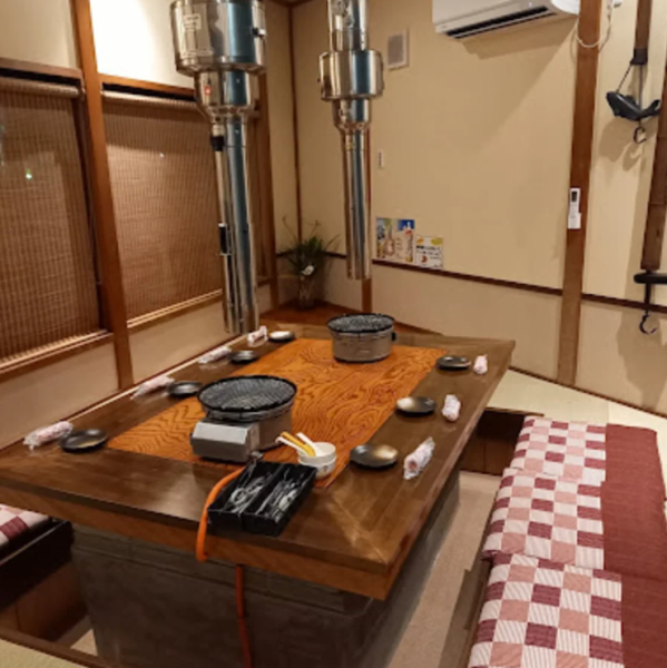 完全個室でごゆっくりお食事をお楽しみいただけます。最大人数12名様まで。※大人6名様（中学生以上）～ご利用可能。大人5名様以下の場合は室料2200円頂戴しております。個室の空き状況によりご案内しております。お部屋の指定はできませんのでご了承ください。