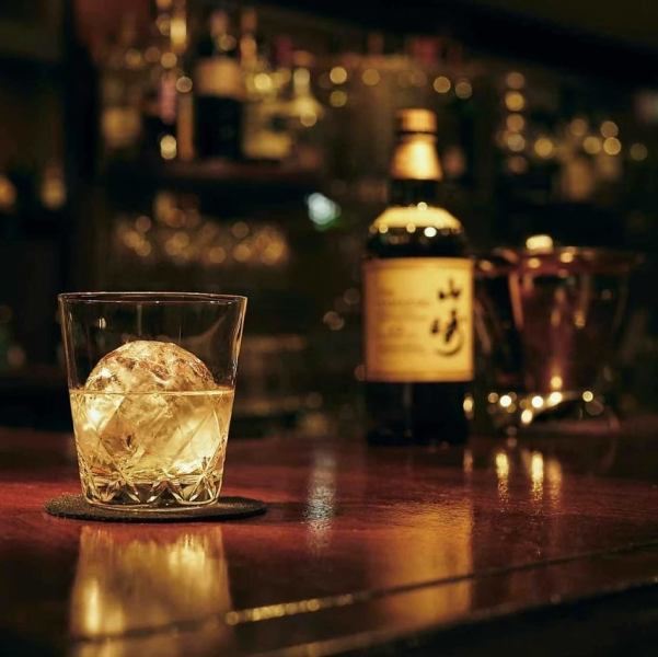 【カウンター席】清潔感あるカウンター席は、仕事帰りの一杯や接待などにご利用いただけます。お一人様でも大歓迎でのでお気軽にご来店ください。広々としたカウンター席で飲むウイスキーは、大人な味をより醸し出します。
